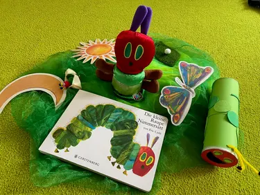 Ausschnitt aus dem vorigen Bild: die Raupe, ein Schmetterling und ein Bild der Raupe Nimmersatt